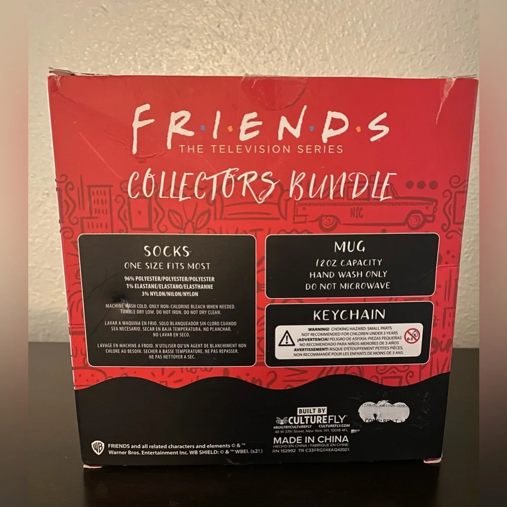 FRIENDS Collectors Bundle | Central Perk Mug + Lobster Socks + Keychain | NWT - Picture 6 of 6